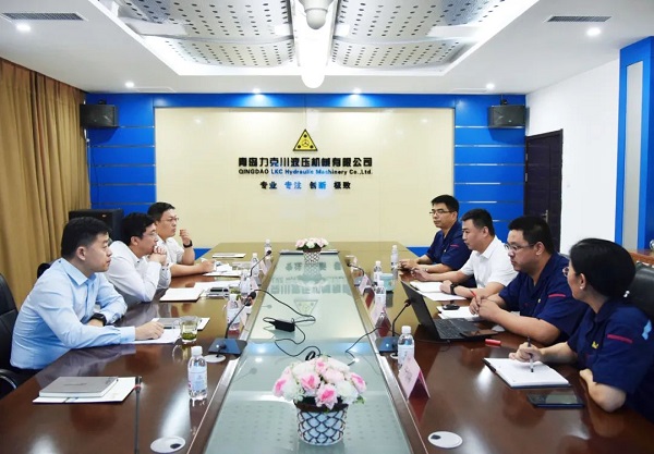為高質量發(fā)展賦能！青島高新區(qū)李天傳主任至力克川液壓調研2.jpg